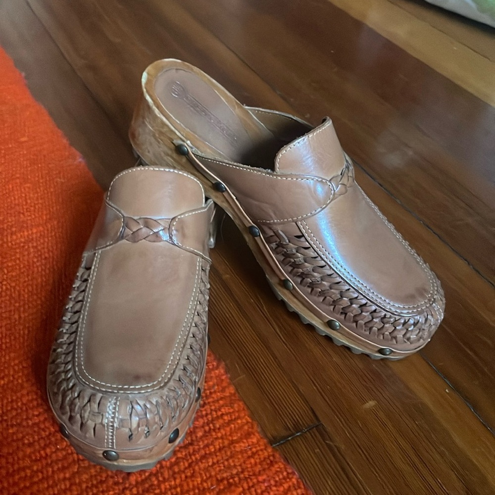 Predictions leather clogs 6.5 tan woven